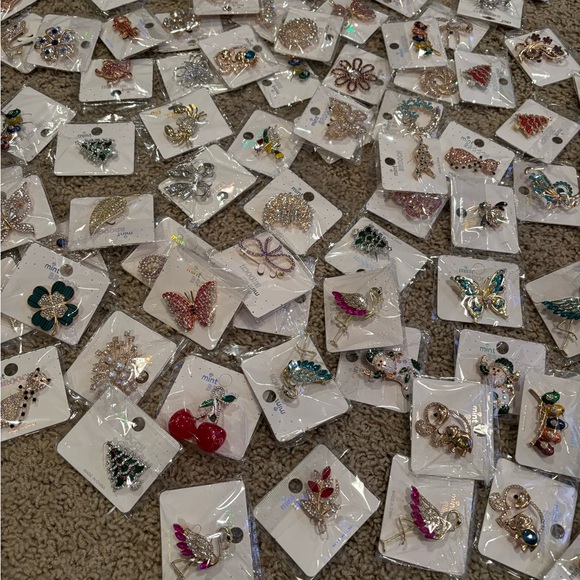 RESELLERS Assorted Fashion Brooches - Picture 6 of 6